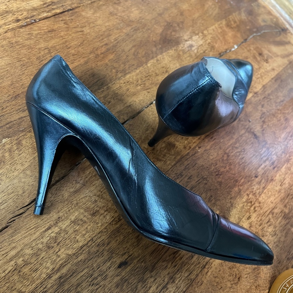 Vintage classic Chanel heel pump. It’s a jewel!